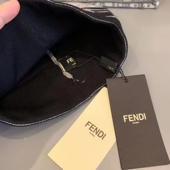 20冬季最新专柜款-Fendi早秋网红时尚博主推荐款皮标针织毛线帽，手感超柔软舒适的针织线帽，弹性极佳！时尚街头风，时尚百搭