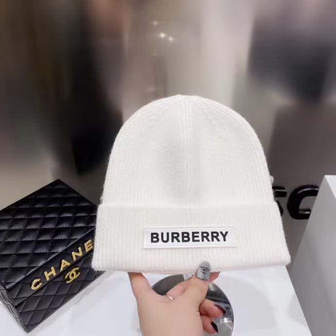 20冬季最新专柜款-Burberry新款新标志针织毛线帽，超厚实的一款哦！棉➕羊毛，用料十足。大童及成年人都可以配。时尚简约大牌风！