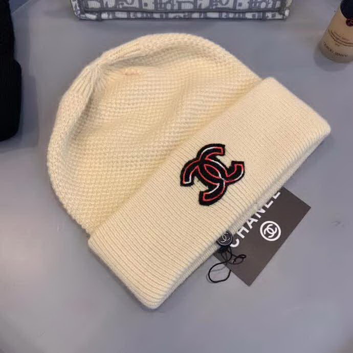 20冬季最新专柜款-Chanel新款字母刺绣标针织羊毛毛线帽，定制羊毛，简约帅气新标志，男女同款。超酷时尚街头风！