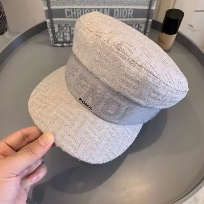 20冬季最新专柜款-Fendi20秋冬新款老花字母logo童帽军帽超名媛，加深帽型更显气质，本季爆款