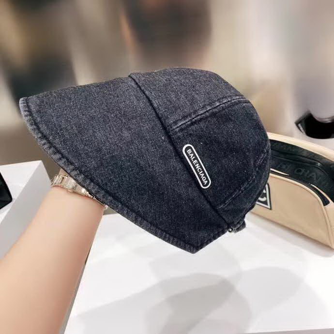 20冬季最新专柜款-Chanel新款个性前后沿渔夫帽，一款很优秀的休闲渔夫帽，洗水牛仔质感复古潮味十足，很强的街拍风，帅！纯棉牛仔棉布，一年四季都可以佩戴