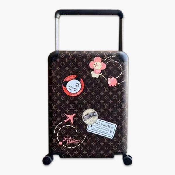 路易威登/LV Horizon 50拉杆箱，以个性创意革传奇经典，为标志性Monogram帆布点缀旅行贴饰，皮革边角保护和超大外置拉杆丰富智慧细节，打造优雅且实用的旅行伴侣