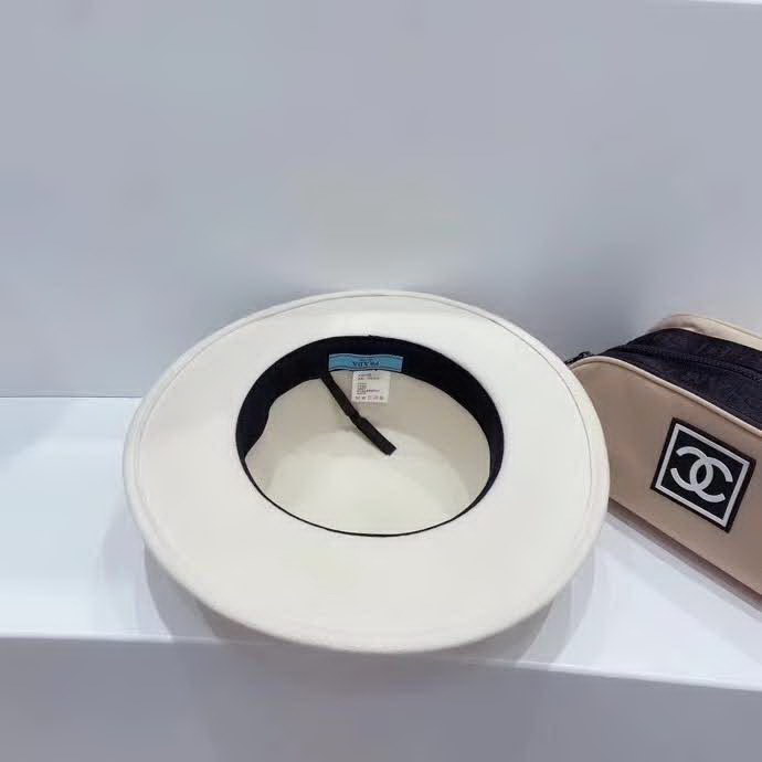 20冬季最新专柜款-普拉达Prada新款皮带三角标志羊毛平顶礼帽，满屏的高级风，气场十足，羊毛材质。衣橱时尚搭配单品！