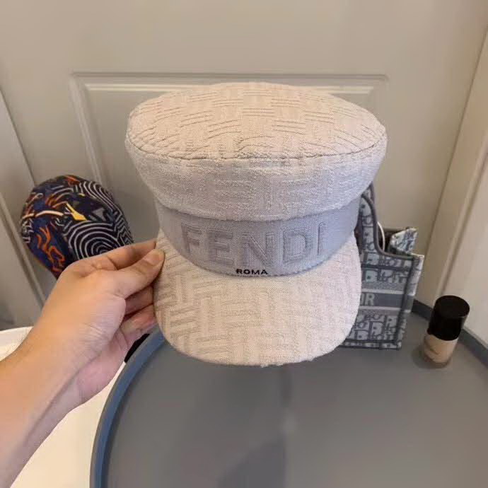 20冬季最新专柜款-Fendi20秋冬新款老花字母logo童帽军帽超名媛，加深帽型更显气质，本季爆款