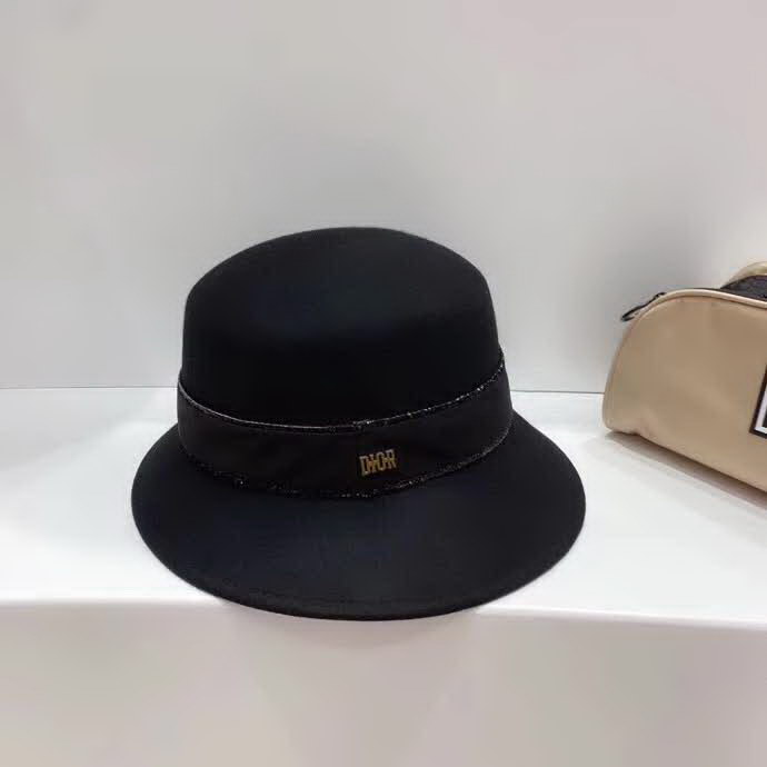 20冬季最新专柜款-迪奥Dior20秋冬新款羊毛礼帽，羊毛材质，妥妥的高级货！奢华气质款！超衬气质的一款帽子！