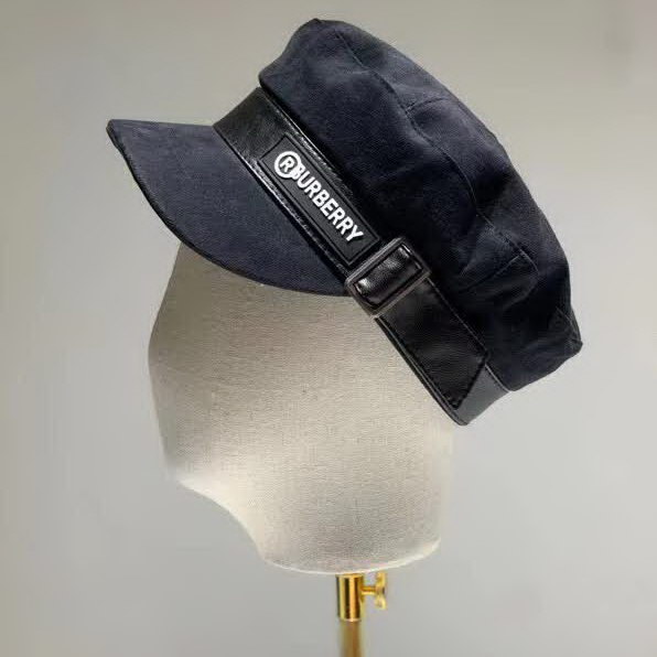 20冬季最新专柜款-Burberry简约时尚军帽，帽型超正的，帆布面料 四季皆宜，名媛范儿十足