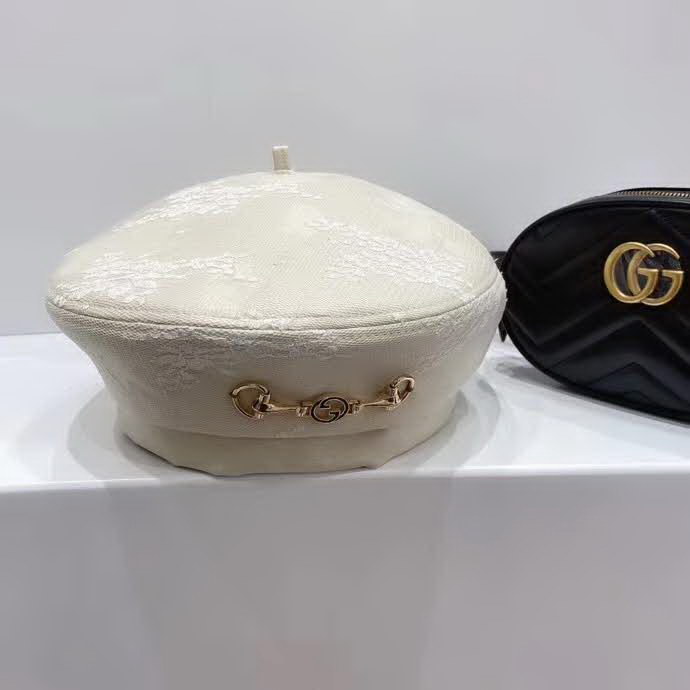 20冬季最新专柜款-古驰Gucci锁扣蕾丝双层皮革贝雷'帽优雅名媛轻奢大牌风，百搭气质款，精致小锁扣很别致，黑白两色时尚百搭！G粉必入