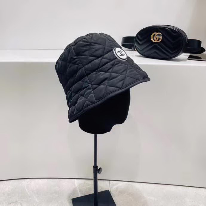 20冬季最新专柜款-香奈儿Chanel新款菱形格羽绒棉抽绳渔夫帽桶帽，很法式的一款，抽绳头围，有效挡风保暖，防水布面料，帽子柔软轻盈舒适！桶帽形状超好遮脸呦