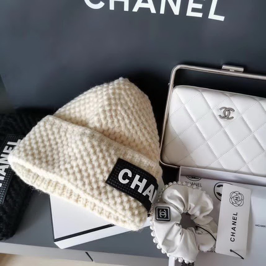 20冬季最新专柜款-Chanel针织镂空手勾毛线帽，日本定制毛线，手勾手感很好，而且非常厚实哦 质量杠杠滴，适合日常搭配 修饰脸型的单品神器