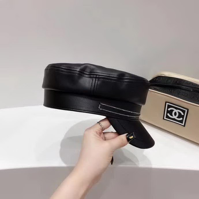 20冬季最新专柜款-香奈儿Chanel新款皮革链条优雅名媛军帽，特别帅气的一款，特别细致的链条，极美！
