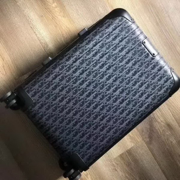 日默瓦/Rimowa X Dior联名独家定制款旅行箱，汇集艺术，时尚与设计，体现精湛的手工匠艺和专业技术，创新的阳极氧化技术赋予铝制表面鲜亮色彩