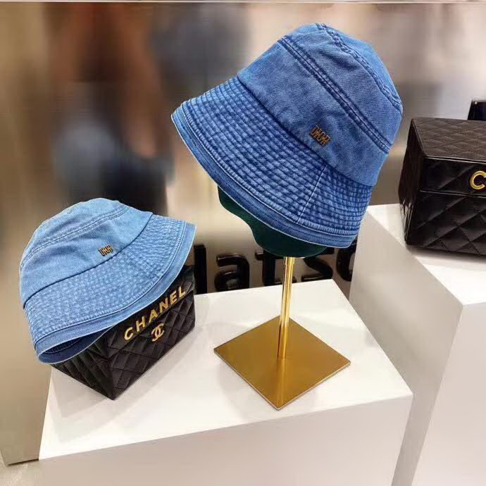 20冬季最新专柜款-Dior新款洗水牛仔渔夫帽，长短前后沿。超酷的好吗！随手一搭，时尚街拍潮人的风格就出来了！单层牛仔！不厚，四季都可以戴，男女款！