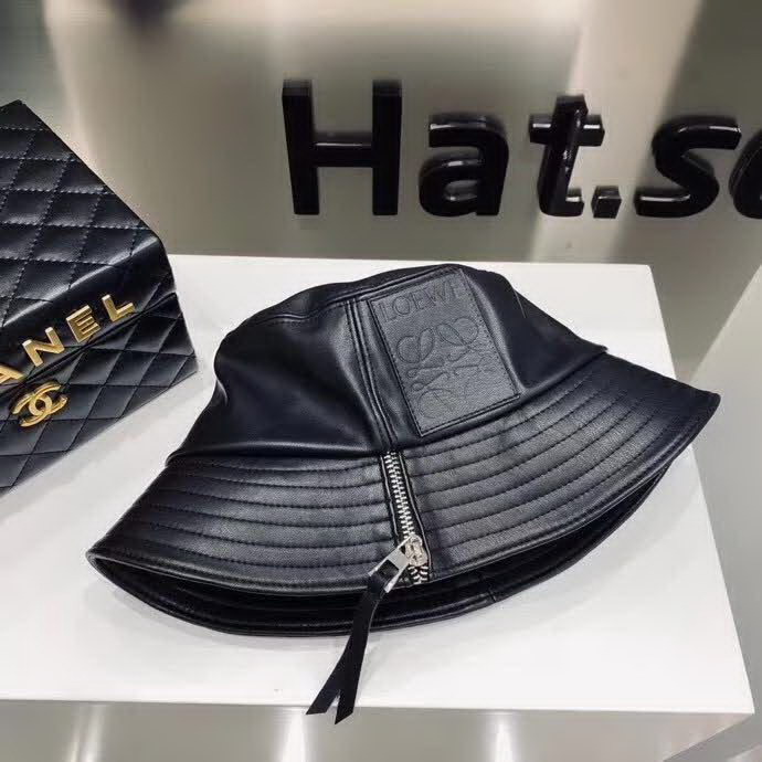 20冬季最新专柜款-罗意威LOEWE专柜同步皮革拉链皮标渔夫帽，火爆时尚单品！洗水仿小羊皮，手感超赞！时尚达人必备