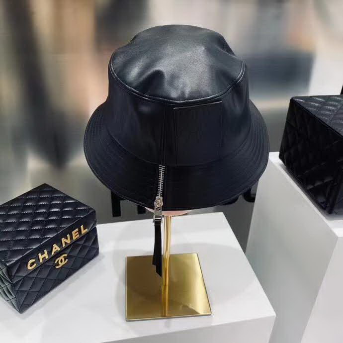 20冬季最新专柜款-罗意威LOEWE专柜同步皮革拉链皮标渔夫帽，火爆时尚单品！洗水仿小羊皮，手感超赞！时尚达人必备