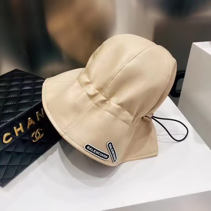 20冬季最新专柜款-Balenciaga新款抽绳皮革渔夫帽，牛皮纹路感超强，大头宝宝也可以放心入！巨遮脸的渔夫，街头风十足！仿牛皮皮革手感超好！时尚达人标配