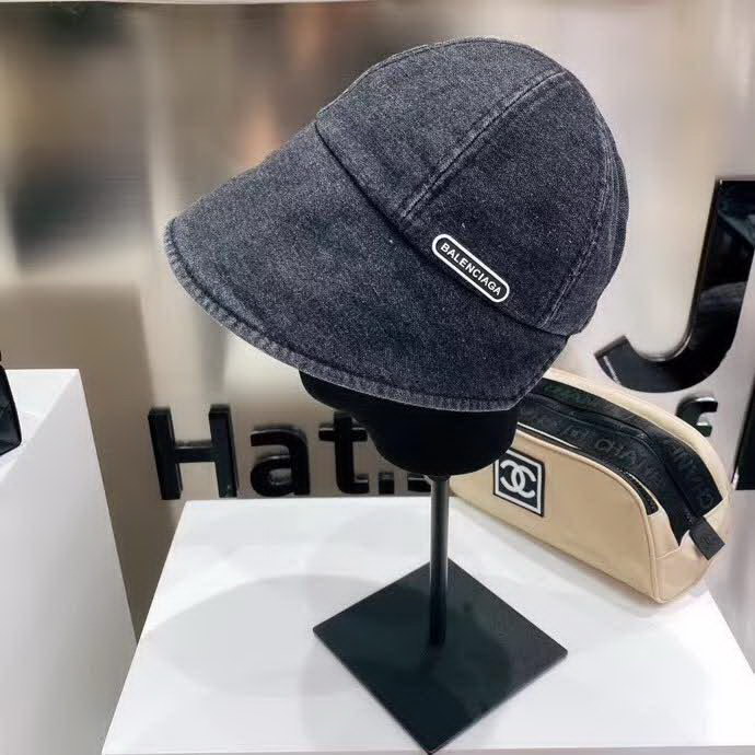 20冬季最新专柜款-Chanel新款个性前后沿渔夫帽，一款很优秀的休闲渔夫帽，洗水牛仔质感复古潮味十足，很强的街拍风，帅！纯棉牛仔棉布，一年四季都可以佩戴