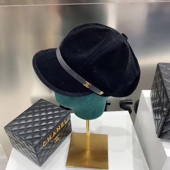 20冬季最新专柜款-Chanel新款高质灯芯绒超大瘦脸云朵帽，ins爆款。一款很好看的八角，巨显脸瘦呦！三个色都是暖色系，很好看！