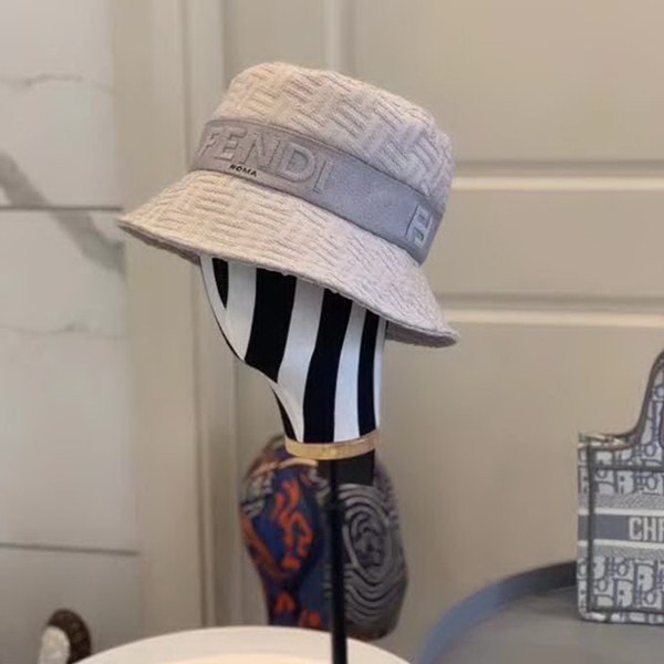 20冬季最新专柜款-Fendi20秋冬新款老花字母logo渔夫帽帽超名媛，加深帽型更显气质，本季爆款