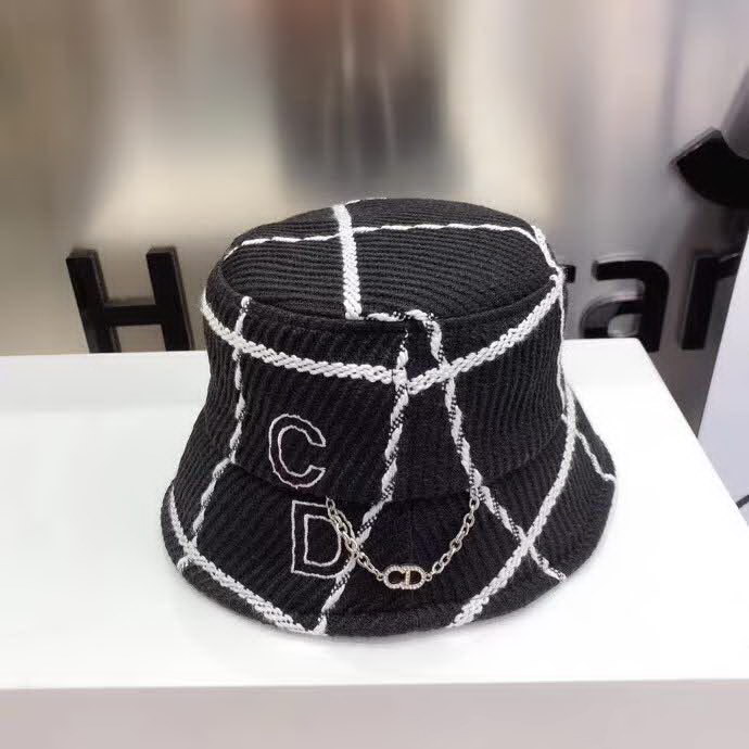 20冬季最新专柜款-Balenciaga新款粗呢大格纹桶帽渔夫帽，面料超厚实的一款，很有质感，简约风格设计，小心机CD链，简约而不简单！