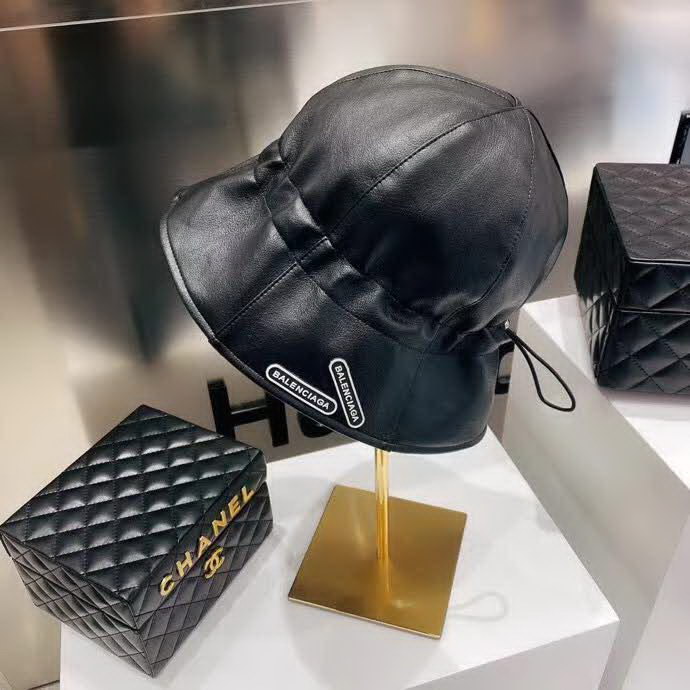 20冬季最新专柜款-Balenciaga新款抽绳皮革渔夫帽，牛皮纹路感超强，大头宝宝也可以放心入！巨遮脸的渔夫，街头风十足！仿牛皮皮革手感超好！时尚达人标配