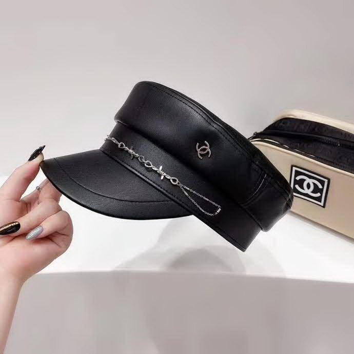 20冬季最新专柜款-香奈儿Chanel新款皮革链条优雅名媛军帽，特别帅气的一款，特别细致的链条，极美！