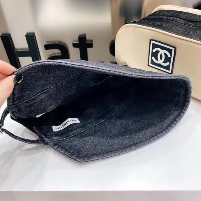 20冬季最新专柜款-Chanel新款个性前后沿渔夫帽，一款很优秀的休闲渔夫帽，洗水牛仔质感复古潮味十足，很强的街拍风，帅！纯棉牛仔棉布，一年四季都可以佩戴