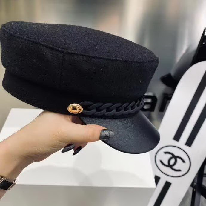 20冬季最新专柜款-Chanel新款磨砂链条装饰拼皮帽檐军帽。高档羊毛呢子，爆款军帽