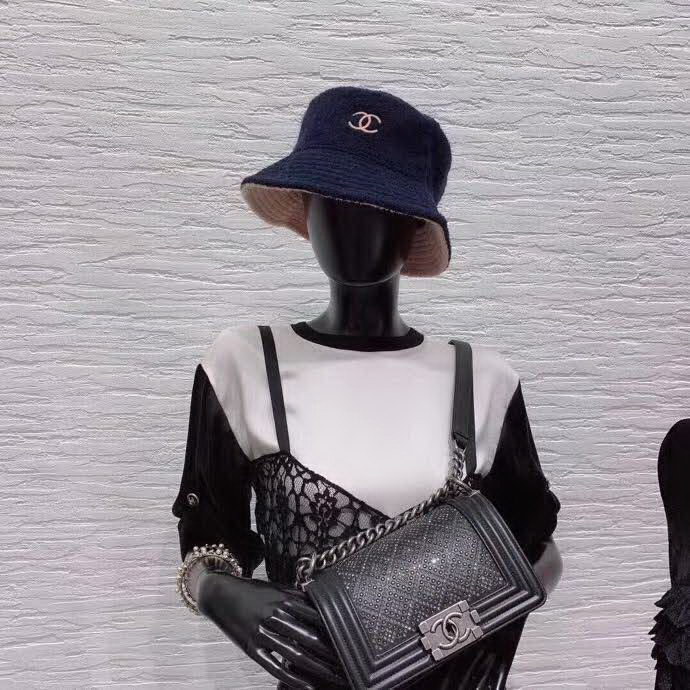 20冬季最新专柜款-Chanel新款毛巾料渔夫帽，温柔的撞色logo，给人一种温柔到极致的感受