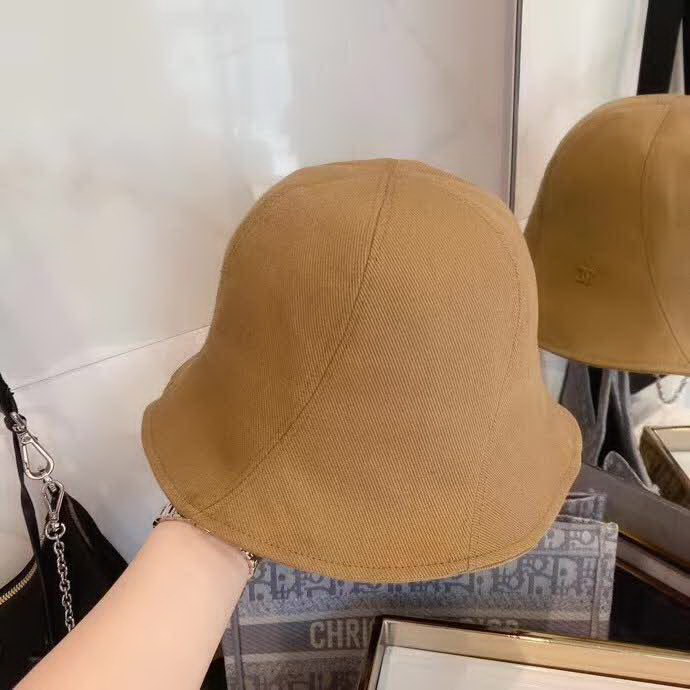 20冬季最新专柜款-Chanel可爱丸子头旋转拼接小渔夫帽，原宿风森女系，纯棉斜纹线条感很强，超显质感，偶尔偷懒不洗头，渔夫是最佳搭配单品哦！这款很休闲百搭！四季型