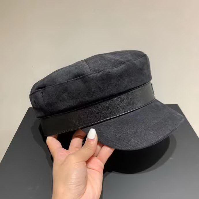 20冬季最新专柜款-Burberry简约时尚军帽，帽型超正的，帆布面料 四季皆宜，名媛范儿十足