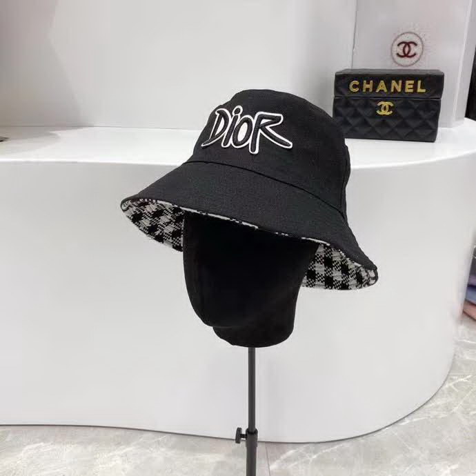 20冬季最新专柜款-迪奥Dior新款棋盘格双面刺绣字母渔夫帽，时尚黑白格调，洋气穿搭精品，双面都有不同风格，好看！