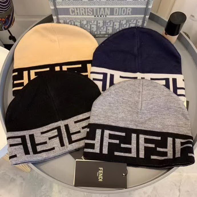 20冬季最新专柜款-Fendi早秋网红时尚博主推荐款皮标针织毛线帽，手感超柔软舒适的针织线帽，弹性极佳！时尚街头风，时尚百搭
