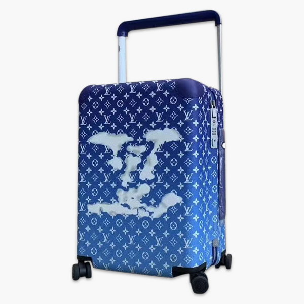 路易威登/LV Horizon 55拉杆箱在Virgil Abloh笔下舒展天朗云清的美好图景，品牌标识在宛若晴空的Monogram帆布上舒卷游移，搭配手柄和双轮等灵活设计