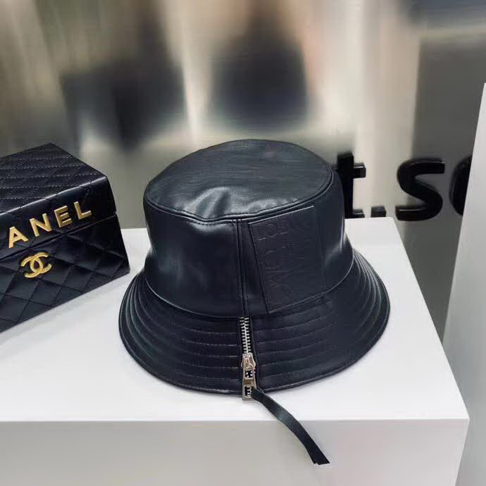 20冬季最新专柜款-罗意威LOEWE专柜同步皮革拉链皮标渔夫帽，火爆时尚单品！洗水仿小羊皮，手感超赞！时尚达人必备