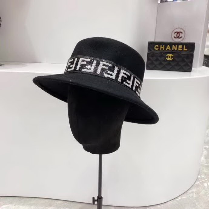 20冬季最新专柜款-Fendi20秋冬新款羊毛礼帽澳洲羊毛，妥妥的高级货！奢华气质款！超衬气质的一款帽子！