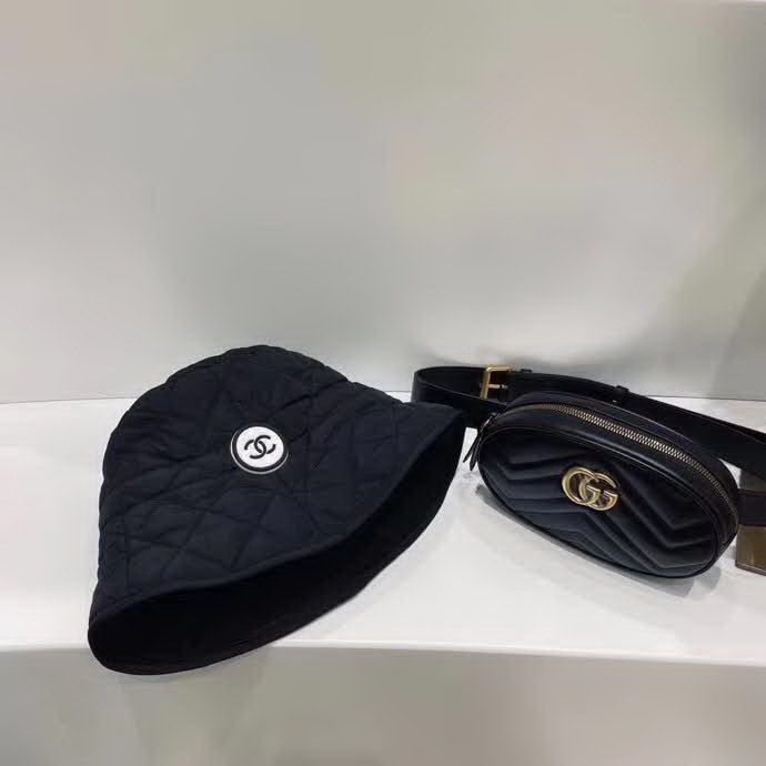 20冬季最新专柜款-香奈儿Chanel新款菱形格羽绒棉抽绳渔夫帽桶帽，很法式的一款，抽绳头围，有效挡风保暖，防水布面料，帽子柔软轻盈舒适！桶帽形状超好遮脸呦