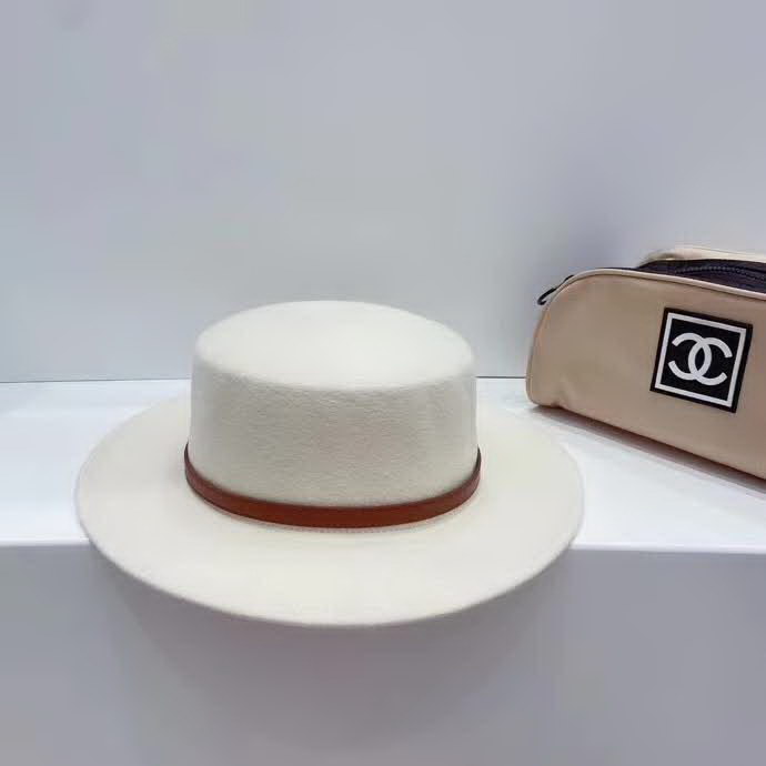 20冬季最新专柜款-普拉达Prada新款皮带三角标志羊毛平顶礼帽，满屏的高级风，气场十足，羊毛材质。衣橱时尚搭配单品！