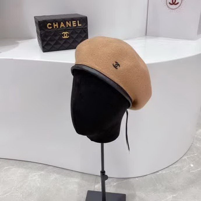 20冬季最新专柜款-Chanel秋冬新款简约时尚彩色羊毛贝雷帽，羊毛皮边彩色贝雷！很俏皮的款式，可爱甜美风！贝雷帽超好凹造型！颜色都很好看！香粉不要错过哦