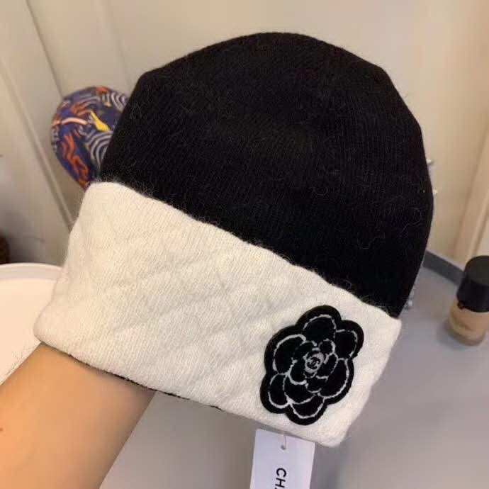 20冬季最新专柜款-香奈儿Chanel针织山茶花毛线帽，定制毛线，手勾手感很好，而且非常厚实哦 质量杠杠滴，适合日常搭配 修饰脸型的单品神器