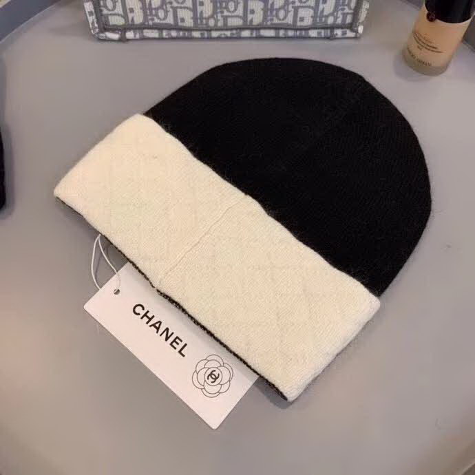 20冬季最新专柜款-香奈儿Chanel针织山茶花毛线帽，定制毛线，手勾手感很好，而且非常厚实哦 质量杠杠滴，适合日常搭配 修饰脸型的单品神器