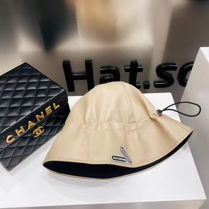 20冬季最新专柜款-Balenciaga新款抽绳皮革渔夫帽，牛皮纹路感超强，大头宝宝也可以放心入！巨遮脸的渔夫，街头风十足！仿牛皮皮革手感超好！时尚达人标配