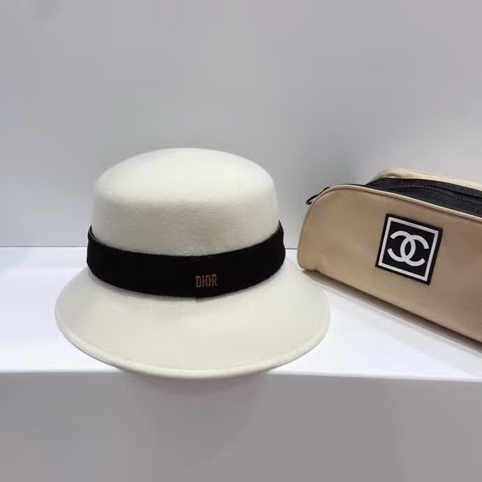 20冬季最新专柜款-迪奥Dior20秋冬新款羊毛礼帽，羊毛材质，妥妥的高级货！奢华气质款！超衬气质的一款帽子！