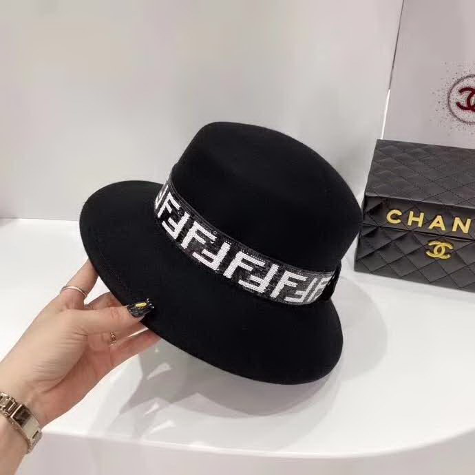 20冬季最新专柜款-Fendi20秋冬新款羊毛礼帽澳洲羊毛，妥妥的高级货！奢华气质款！超衬气质的一款帽子！