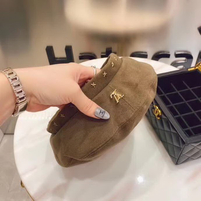 20冬季最新专柜款-路易威登LV新款磨毛星星铆钉斜纹纯棉贝雷帽，重工铜制帽铆钉，很精致，帽型裁剪恰到好处！很好戴！