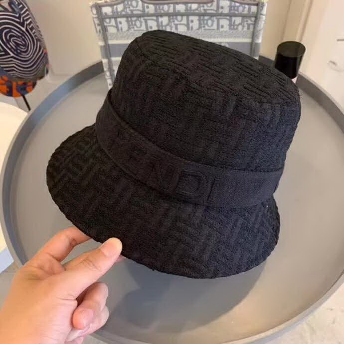20冬季最新专柜款-Fendi20秋冬新款老花字母logo渔夫帽帽超名媛，加深帽型更显气质，本季爆款