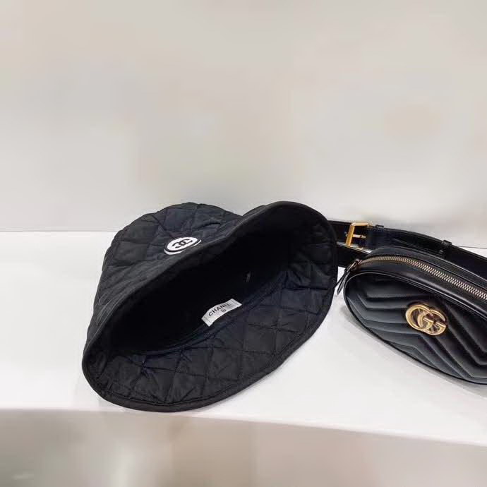 20冬季最新专柜款-香奈儿Chanel新款菱形格羽绒棉抽绳渔夫帽桶帽，很法式的一款，抽绳头围，有效挡风保暖，防水布面料，帽子柔软轻盈舒适！桶帽形状超好遮脸呦