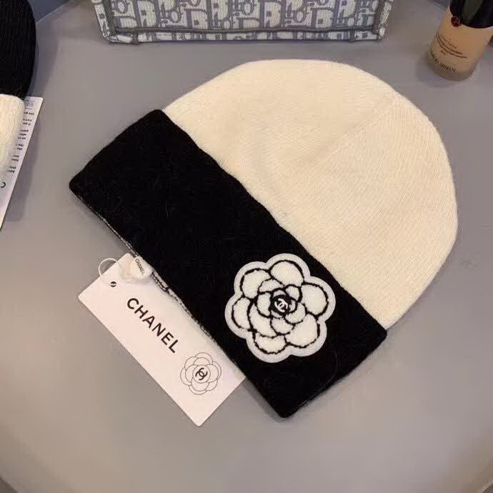 20冬季最新专柜款-香奈儿Chanel针织山茶花毛线帽，定制毛线，手勾手感很好，而且非常厚实哦 质量杠杠滴，适合日常搭配 修饰脸型的单品神器