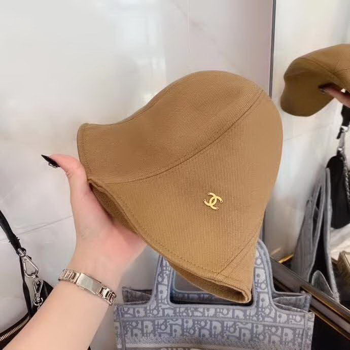 20冬季最新专柜款-Chanel可爱丸子头旋转拼接小渔夫帽，原宿风森女系，纯棉斜纹线条感很强，超显质感，偶尔偷懒不洗头，渔夫是最佳搭配单品哦！这款很休闲百搭！四季型