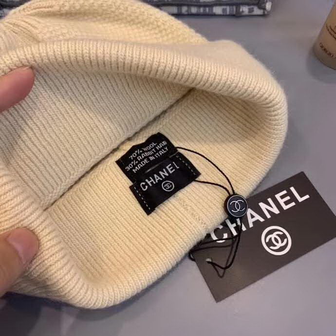 20冬季最新专柜款-Chanel新款字母刺绣标针织羊毛毛线帽，定制羊毛，简约帅气新标志，男女同款。超酷时尚街头风！