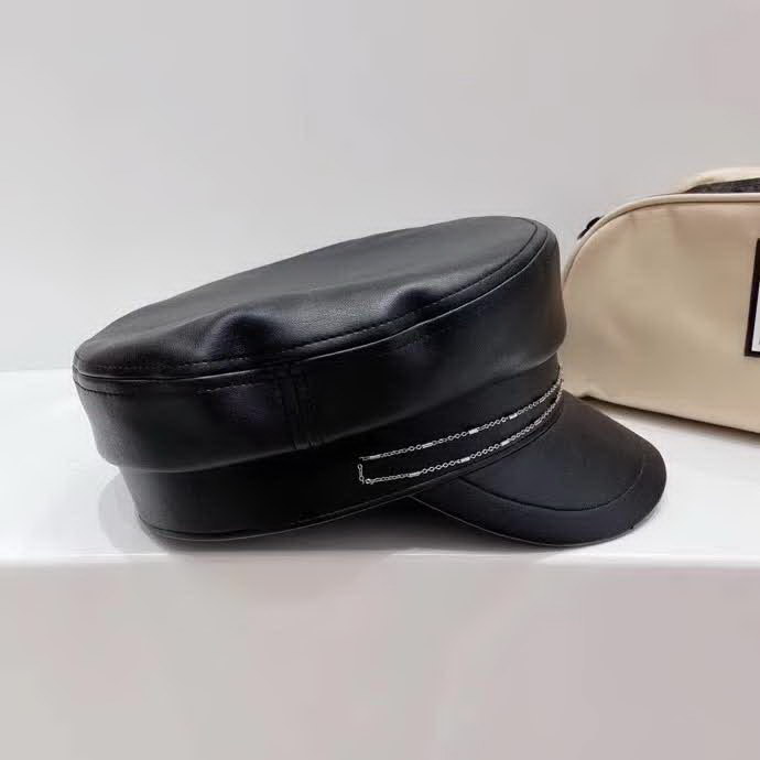 20冬季最新专柜款-香奈儿Chanel新款皮革链条优雅名媛军帽，特别帅气的一款，特别细致的链条，极美！